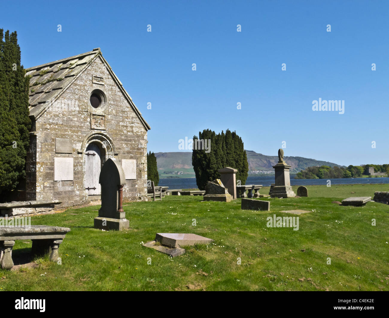 Kinross, Loch Leven, Fife, Scotland - le cimetière dans un magnifique au bord du lac. Banque D'Images