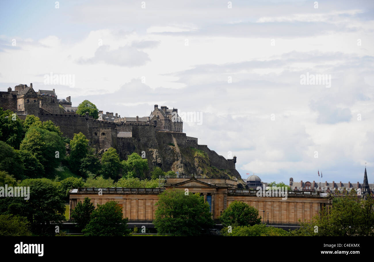 Le Château d'Édimbourg et les Galeries Nationales (premier plan) en plein coeur de la capitale écossaise Banque D'Images