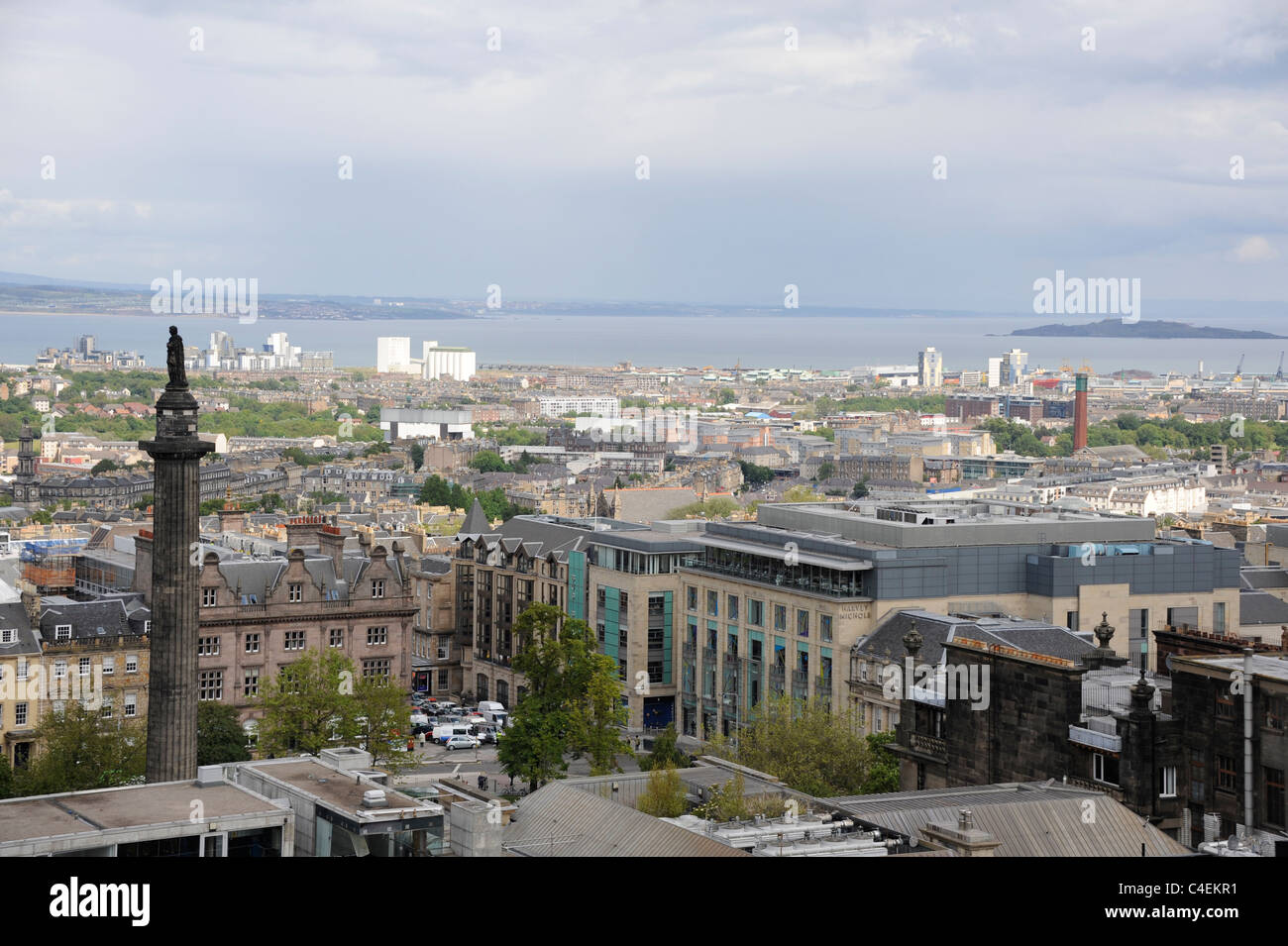 La nouvelle ville d'Edimbourg avec Henry Dundas Statue et Harvey Nichols sur St Andrew's Square et d'une vue nord de l'estuaire de la Forth Banque D'Images