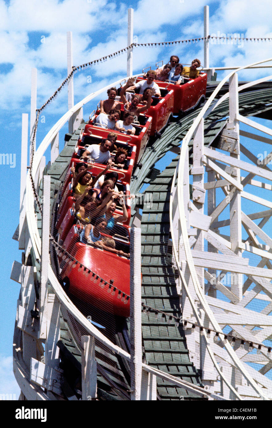 Santa Cruz, Californie personnes ride montagnes russes en bois à santa Cruz amusement park © Bob Kreisel Banque D'Images