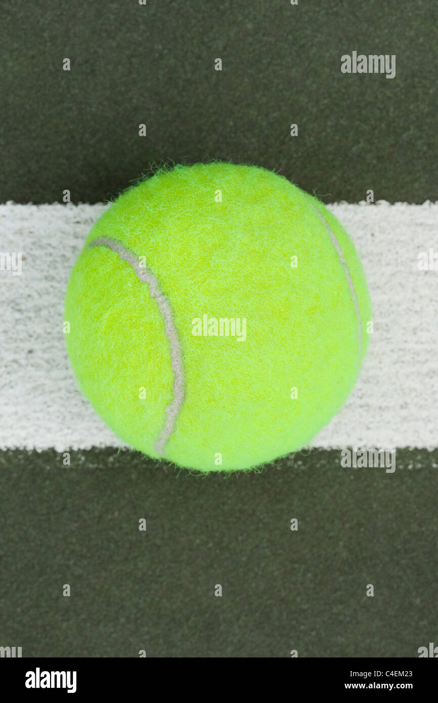 Une balle de tennis jaune sur un court de tennis Banque D'Images