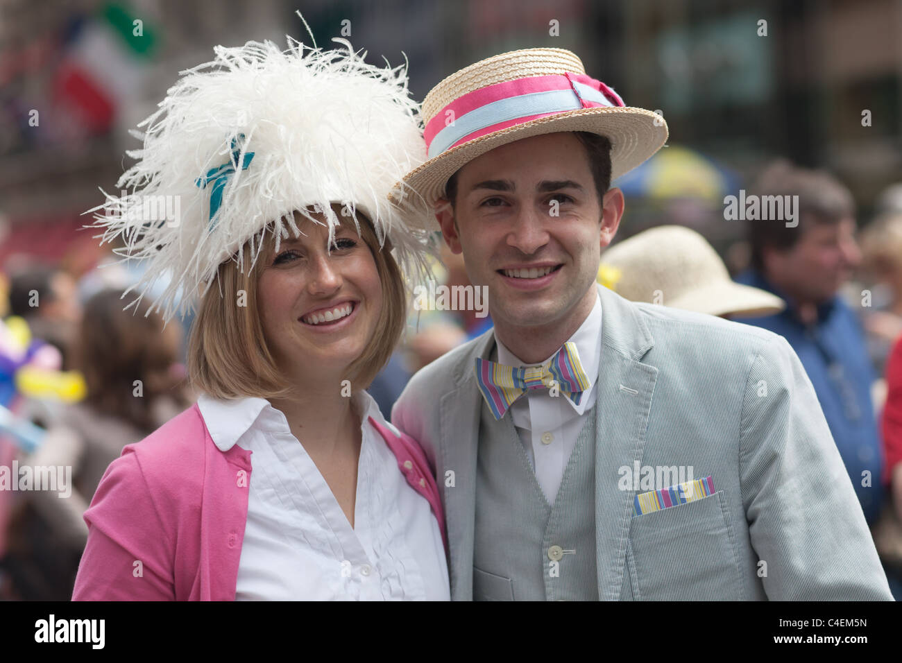 Un couple avec des chapeaux de fête, au cours de la New York City 2011 Easter Parade. Banque D'Images