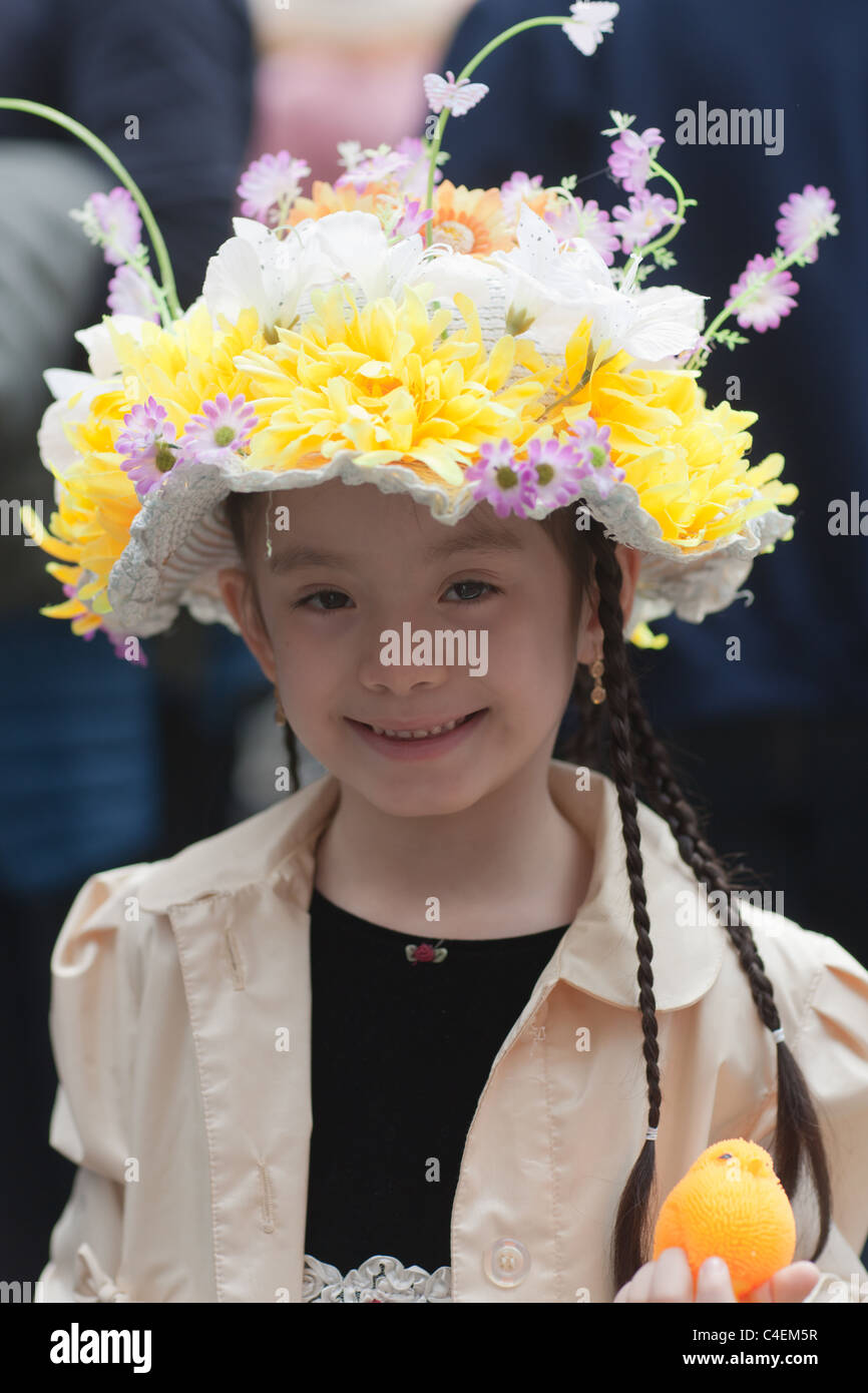 Une jeune fille avec un bonnet au cours de la New York City 2011 Easter Parade. Banque D'Images