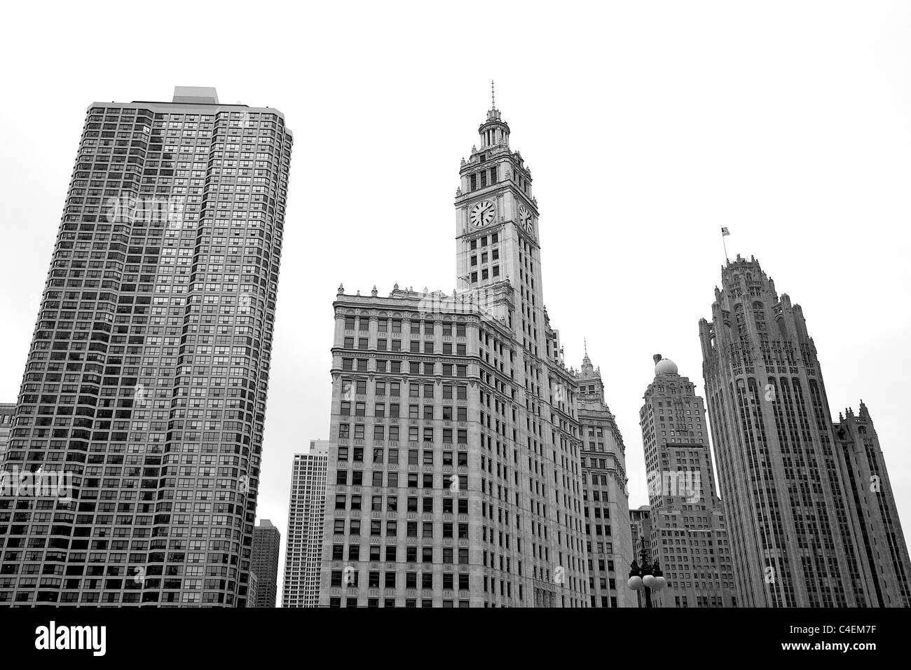 Photo en noir et blanc du centre-ville de Chicago les bâtiments, y compris le Wrigley Building et le Chicago Tribune Building Banque D'Images