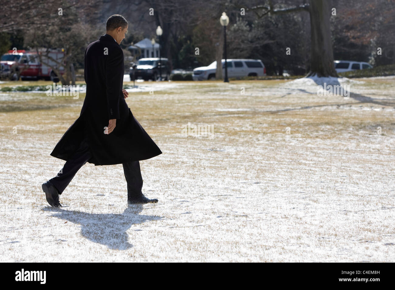 Le président Barack Obama se rend à un marin sur la pelouse Sud de la Maison Blanche. Banque D'Images