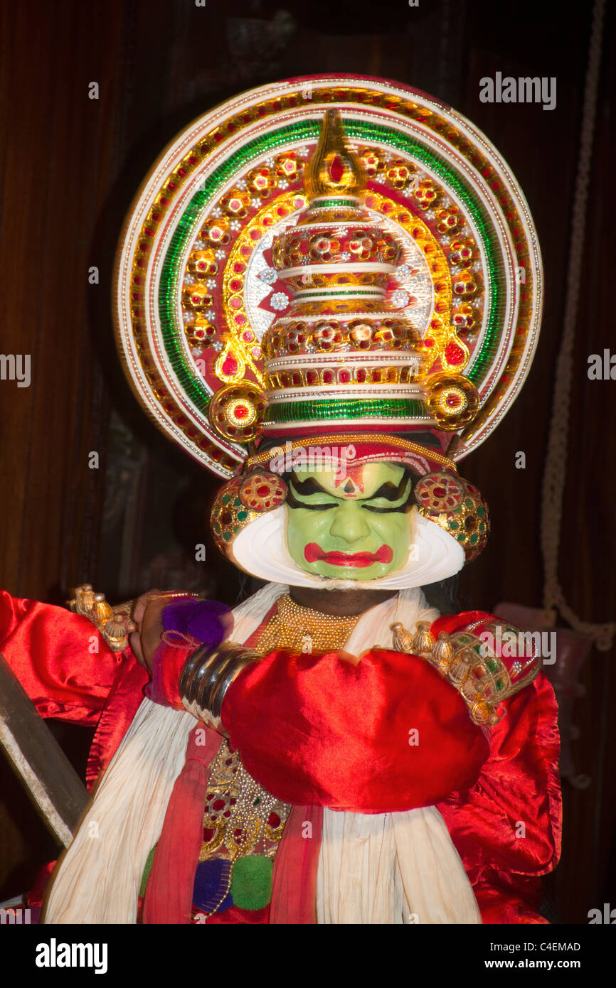 Acteur dans un miroir complet et le costume comme un héros (visage vert) dans la danse Kathakali-drama-libre.Kerala, Inde Banque D'Images