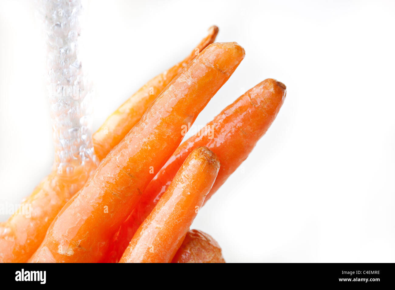 Orange douce carottes lavées par l'eau Banque D'Images
