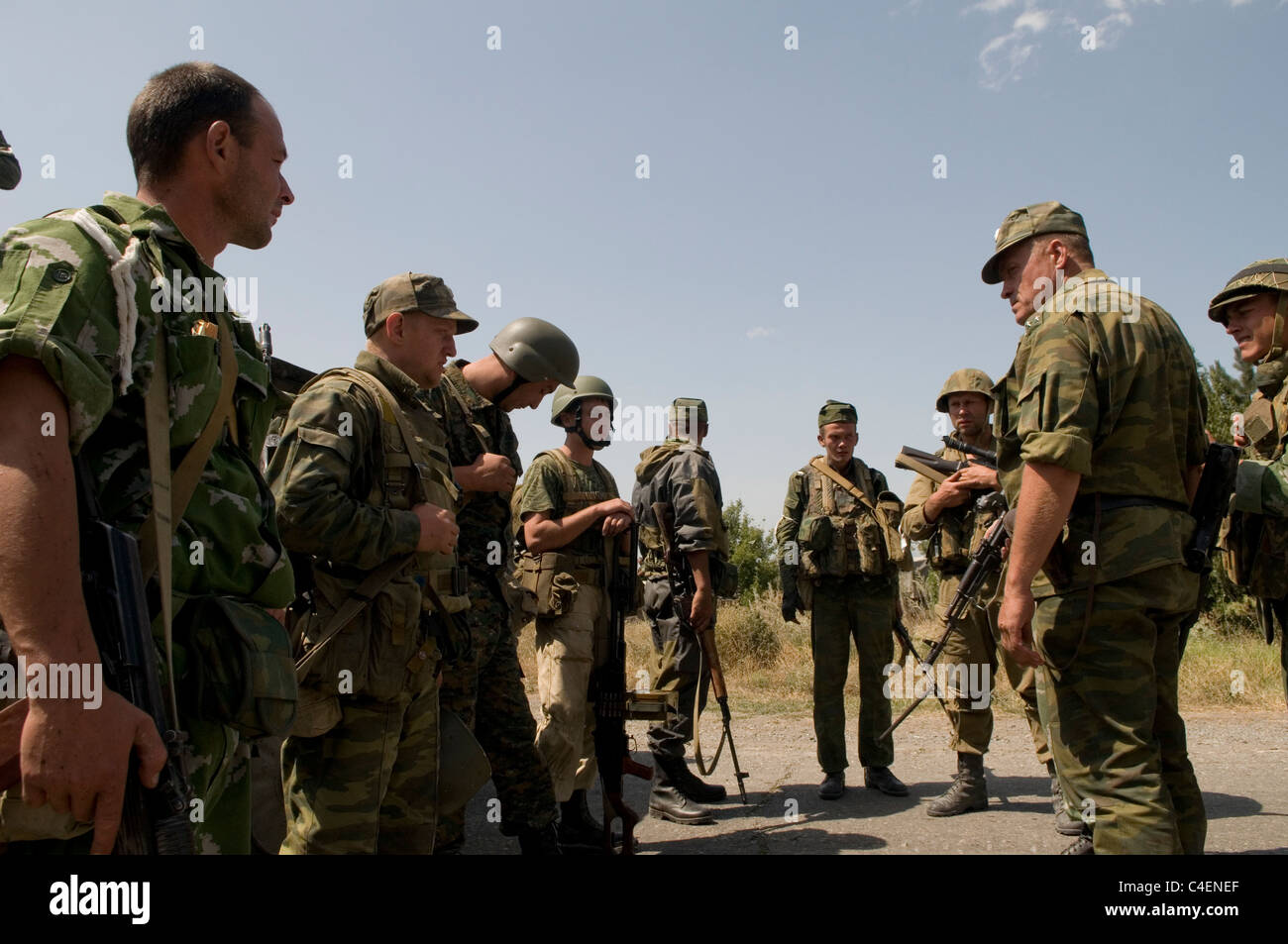 Les soldats russes de recevoir des instructions de leur commandant avant d'entrer dans la ville de Gori, au cours de la guerre russo-géorgienne d'août 2008 Banque D'Images
