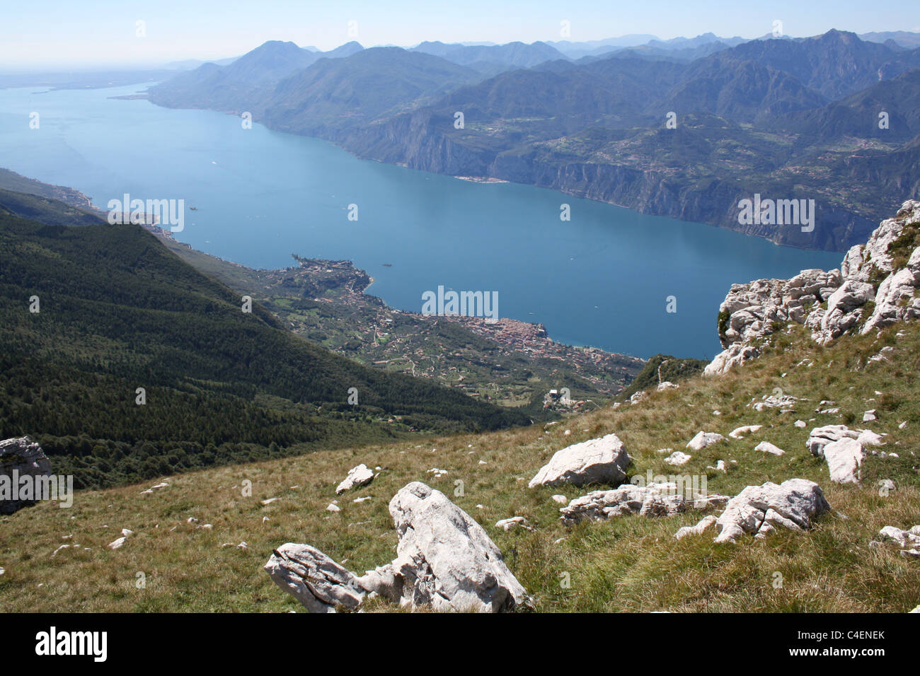Le lac de Garde en Italie du Nord. Banque D'Images
