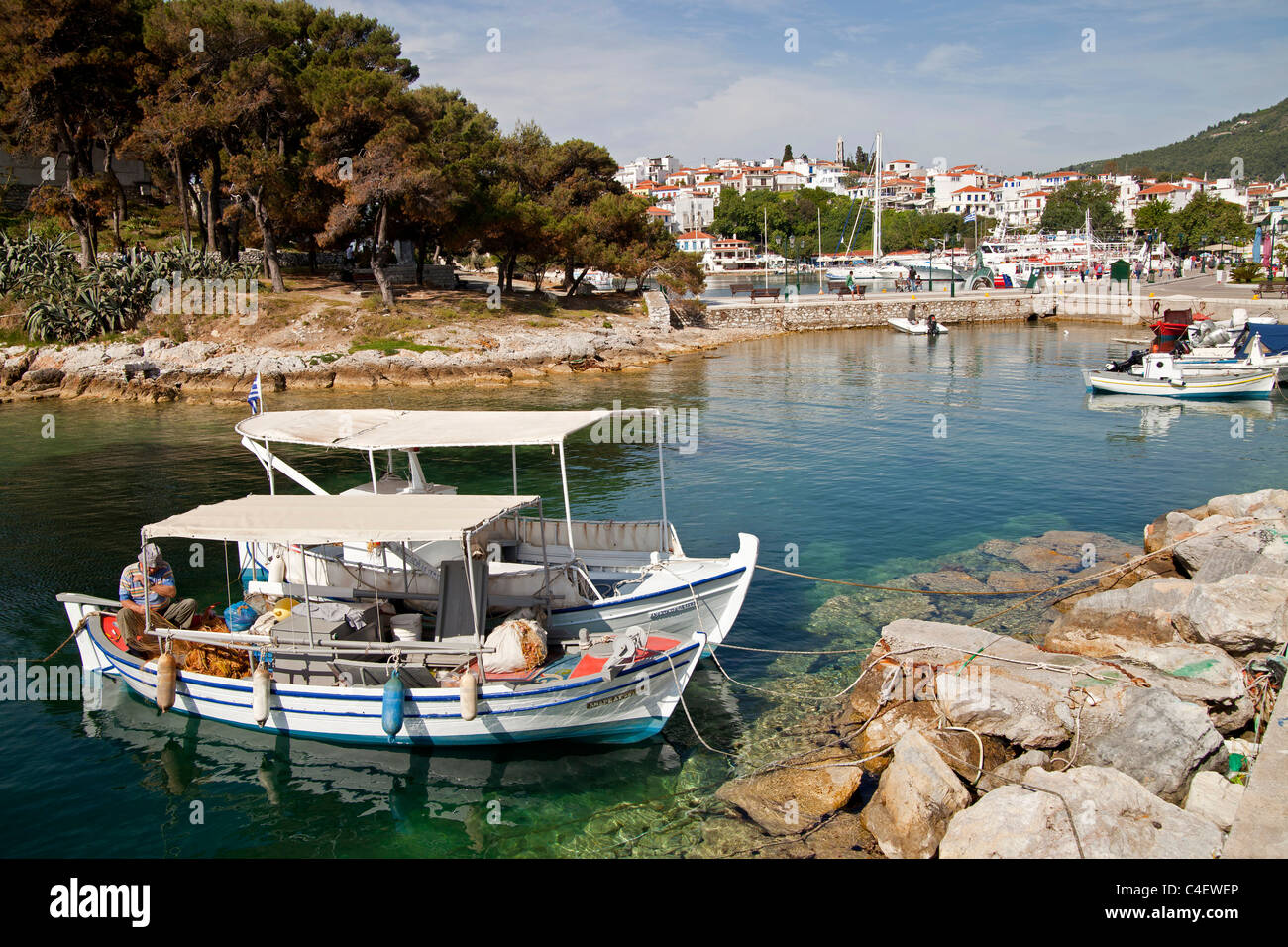 Des bateaux de pêche à l'ancien port de Skiathos Town sur l'île de Skiathos, Sporades du Nord, Grèce Banque D'Images