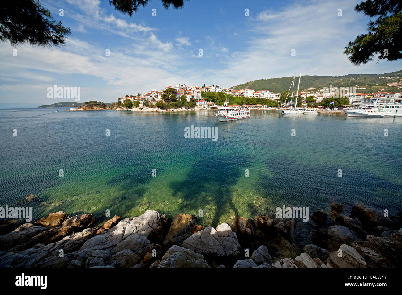 Bateaux sur le vieux port de la ville de Skiathos sur l'île de Skiathos, Sporades du Nord, Grèce Banque D'Images