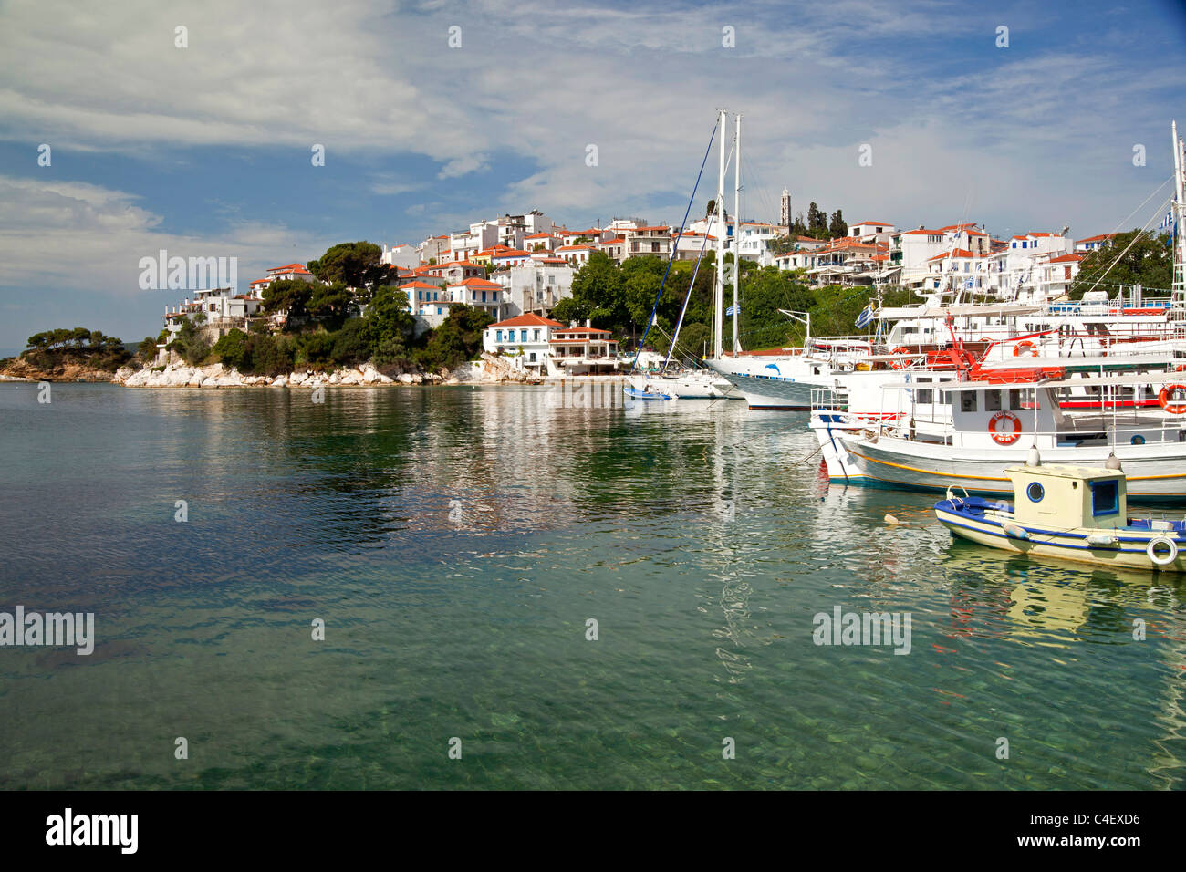 Cityscape et vieux port Skiathos Town sur l'île de Skiathos, Sporades du Nord, Grèce Banque D'Images