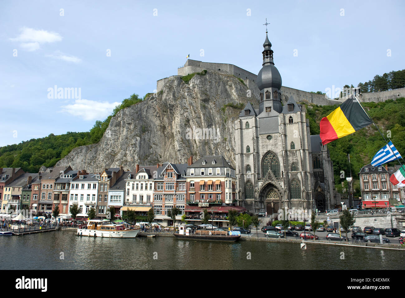 La cathédrale et la citadelle de Dinant sur la Meuse dans la province de Namur, Wallonie, Belgique. Banque D'Images