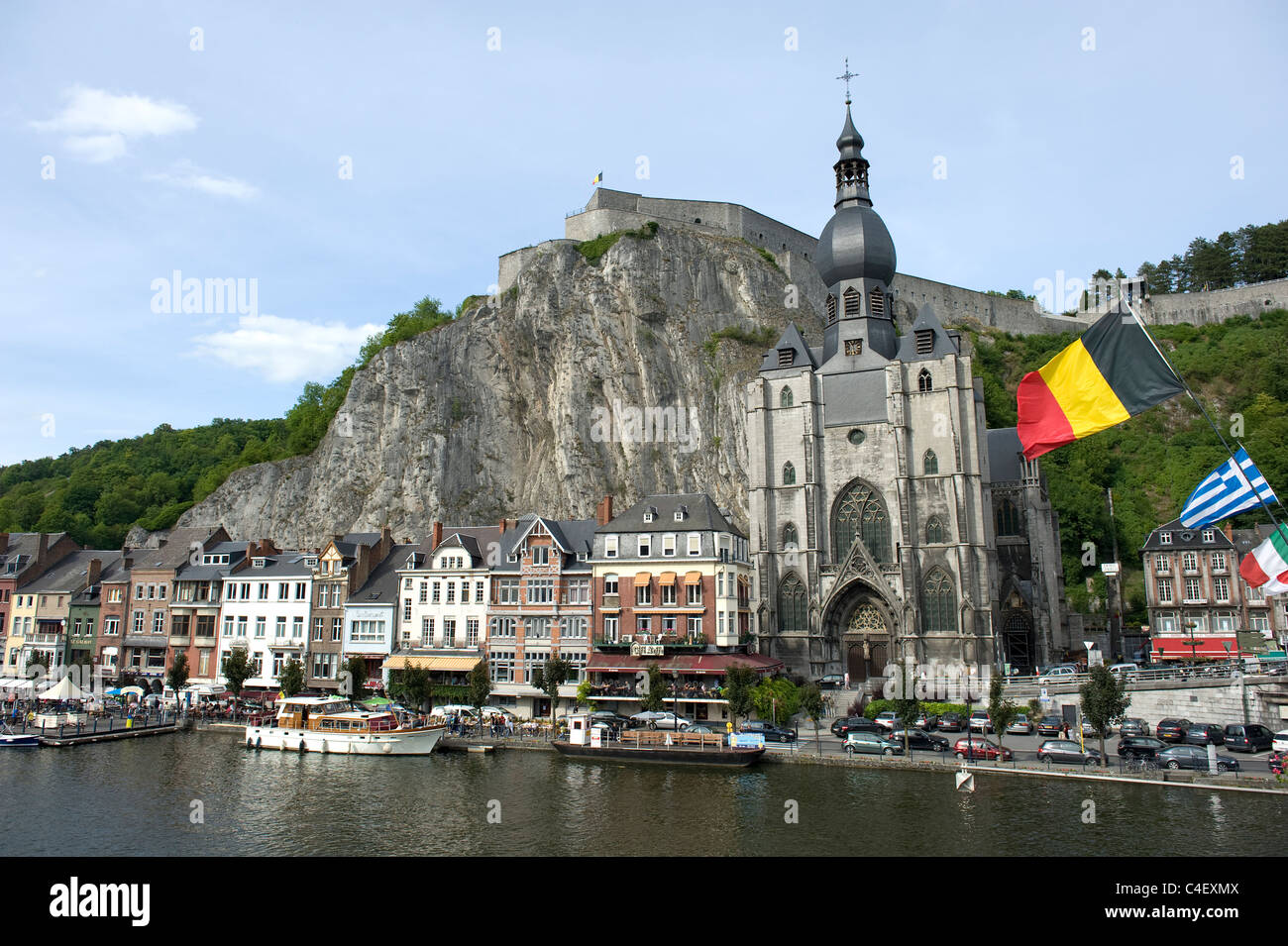 La cathédrale et la citadelle de Dinant sur la Meuse dans la province de Namur, Wallonie, Belgique. Banque D'Images
