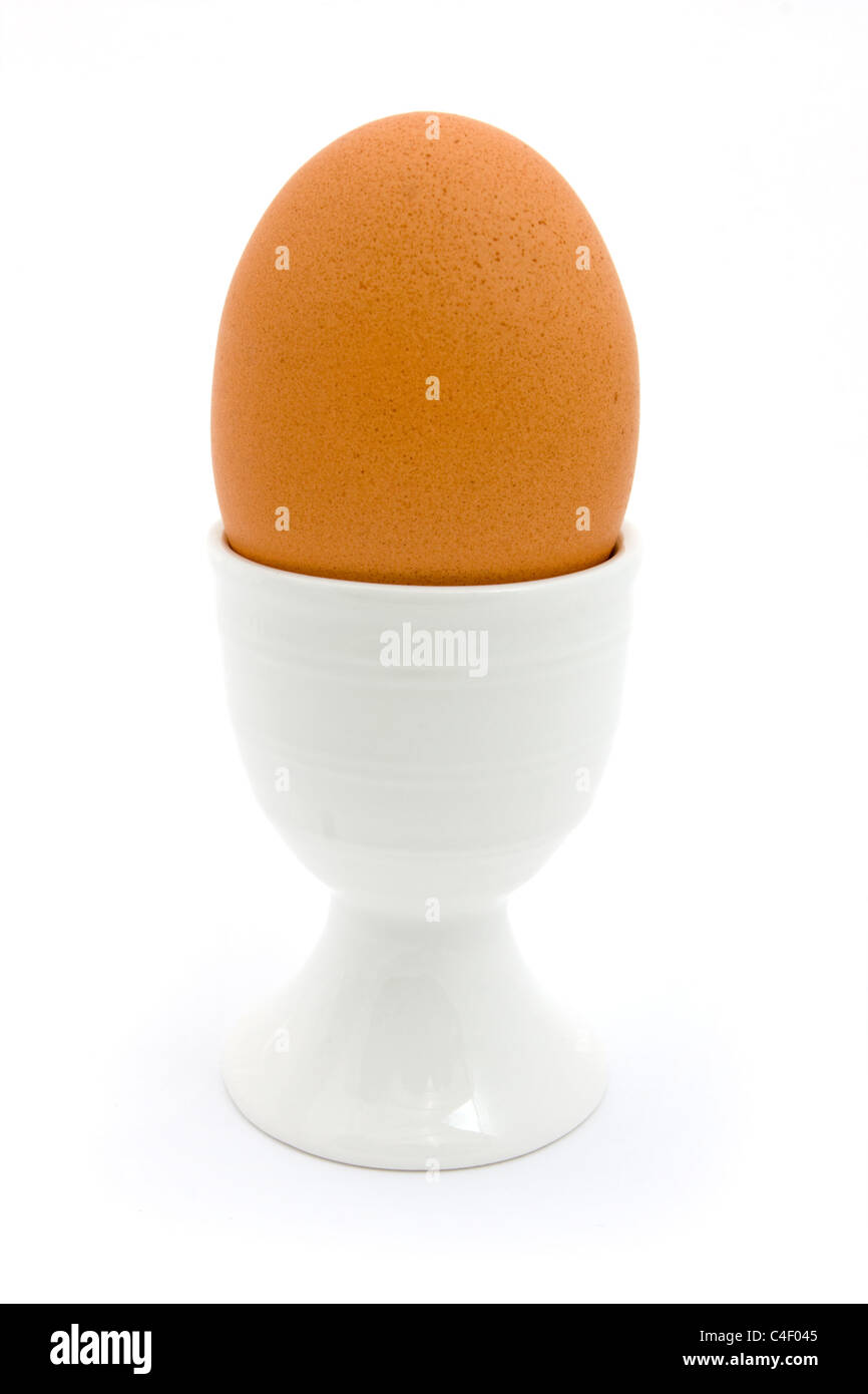 Oeuf dur en céramique blanche egg cup isolated over white Banque D'Images