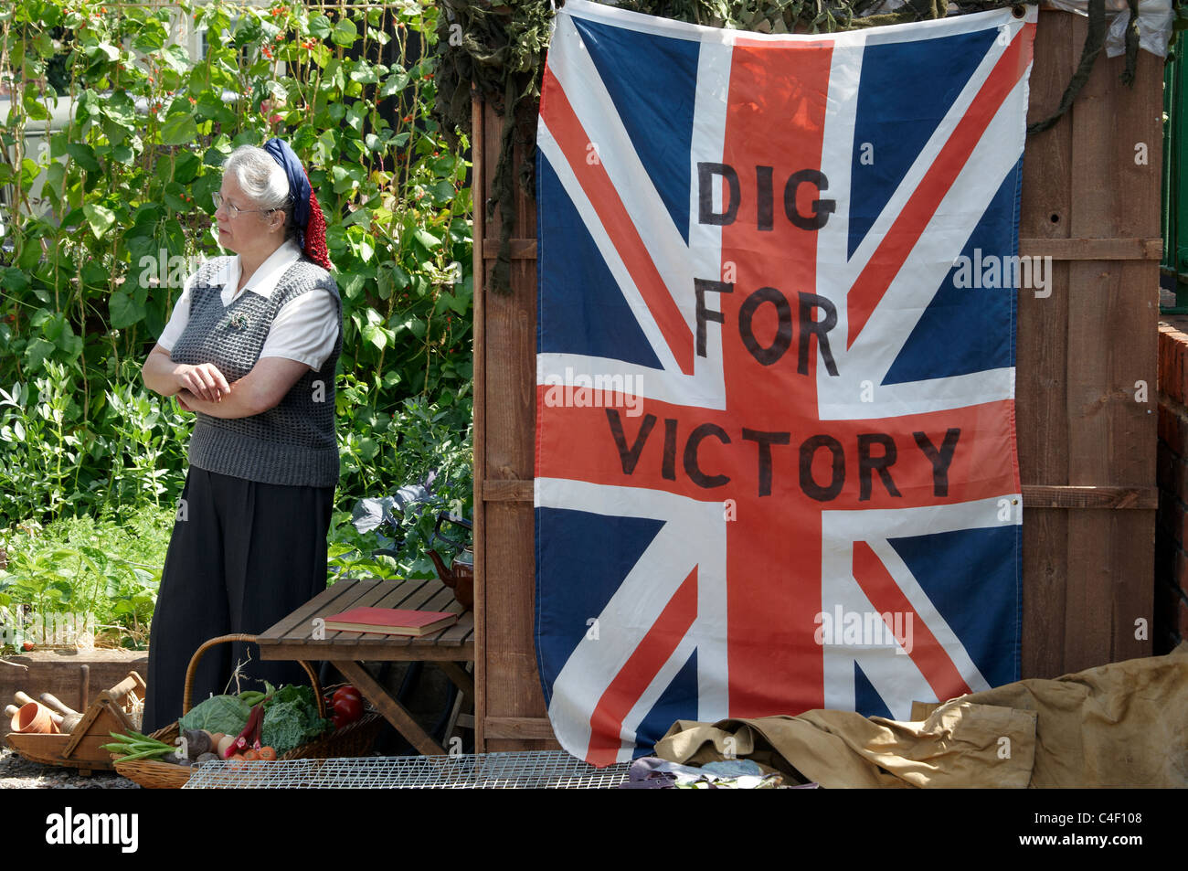 Reproduction d'une petite cuisine jardin de guerre à une gare dans le Hampshire démontrant Dig for Victory. Banque D'Images