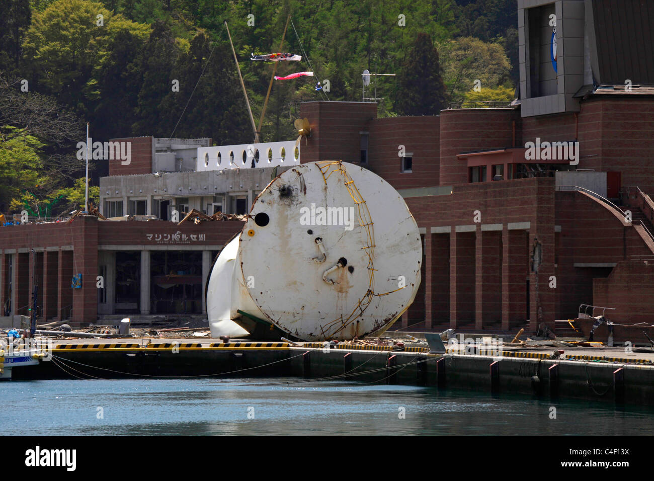 Un réservoir d'huile détruit par le tsunami du 11 mars 2011 Banque D'Images