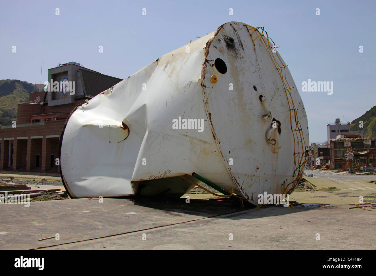 Un réservoir d'huile détruit par le tsunami du 11 mars 2011 Banque D'Images