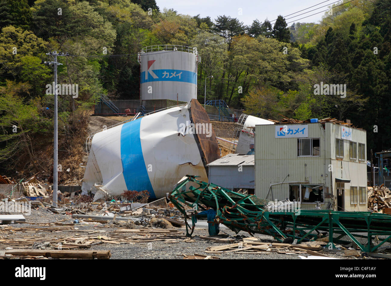 Les réservoirs d'huile détruit par le tsunami du 11 mars 2011 Banque D'Images
