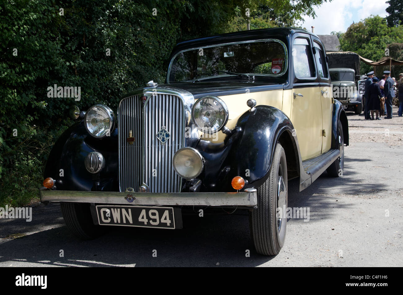 Période classique voitures à la Seconde Guerre mondiale (WW2) Reconstitution faite à une guerre sur la ligne de chemin de fer à l'événement Mid-Hants en juin 2011. Banque D'Images