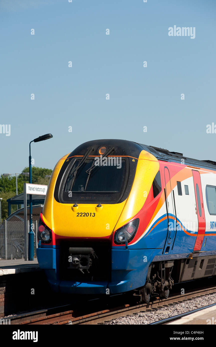 La classe 222 meridian dans East Midlands Trains livery à Market Harborough, Leicestershire, Angleterre. Banque D'Images