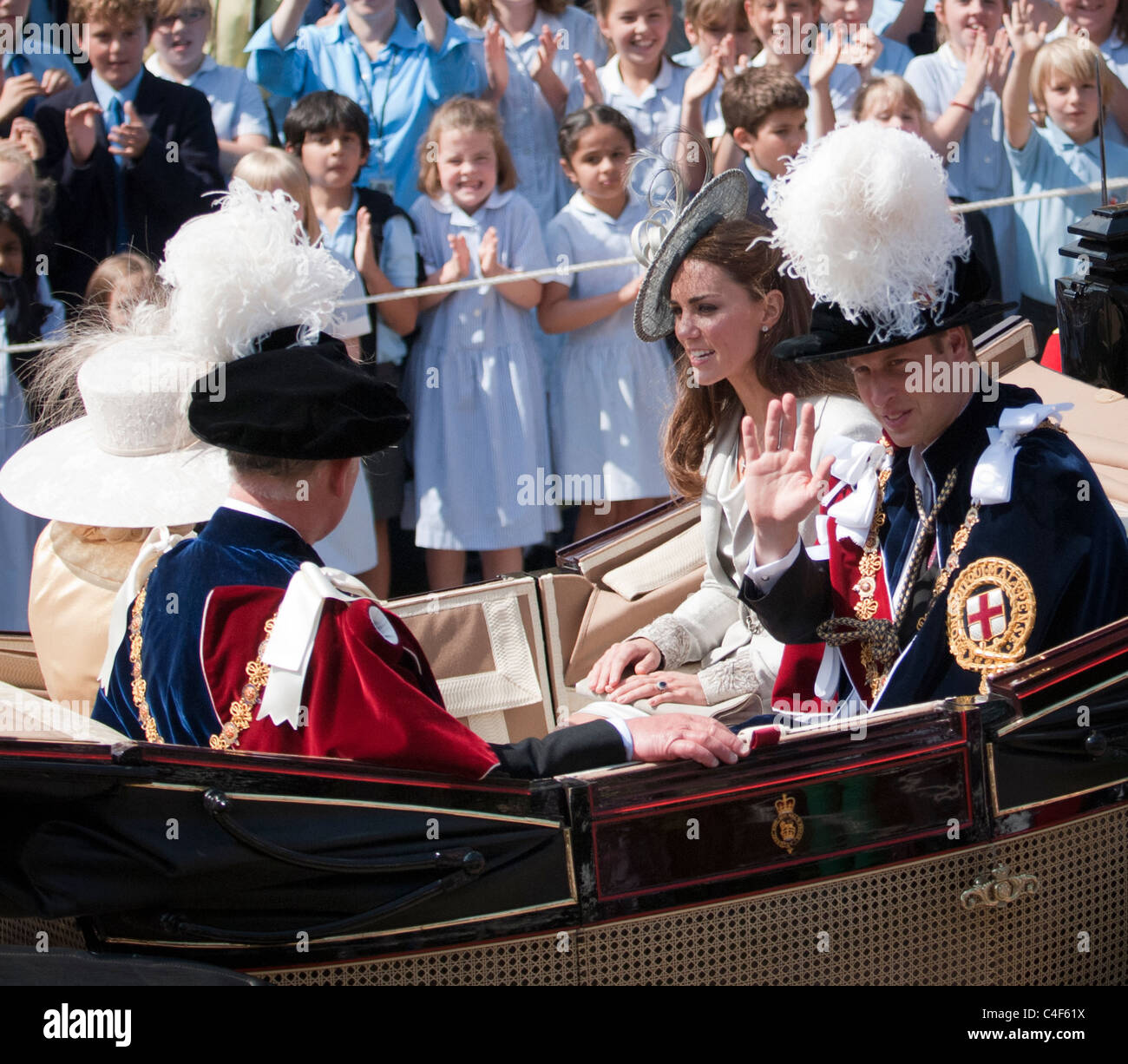 Le duc et la duchesse de Cambridge, wiving aux foules dans le château de Windsor, 2011 Journée Porte-jarretelles Banque D'Images