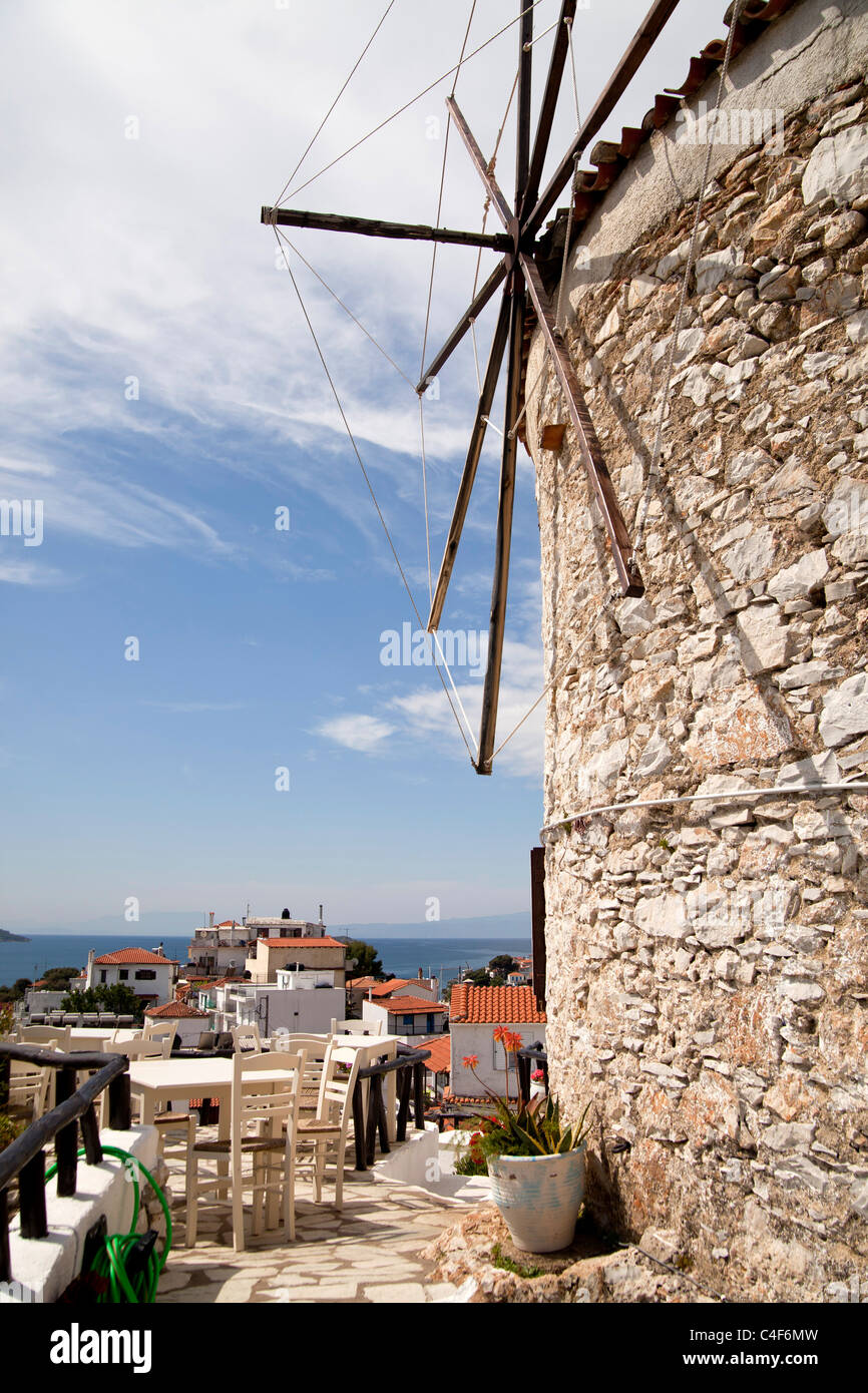 Restaurant 'Le Moulin Restaurant' à un moulin à vent historique dans la ville de Skiathos, l'île de Skiathos, Sporades du Nord, Grèce Banque D'Images