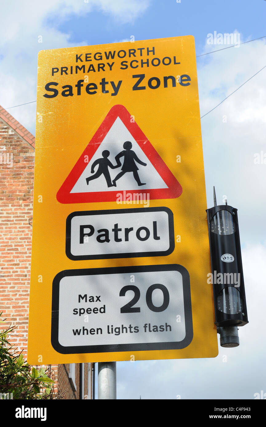 Zone de sécurité de l'école signe de limite de vitesse 20mph Kegworth Banque D'Images