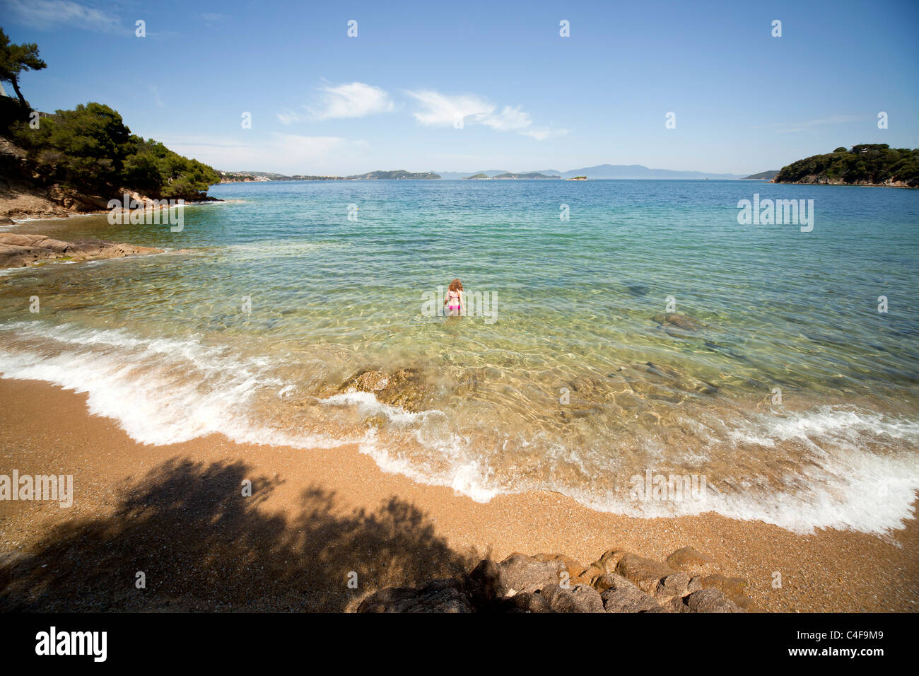 Jeune femme natation Lonely Beach sur la péninsule de Kalamaki, l'île de Skiathos, Sporades du Nord, Grèce Banque D'Images