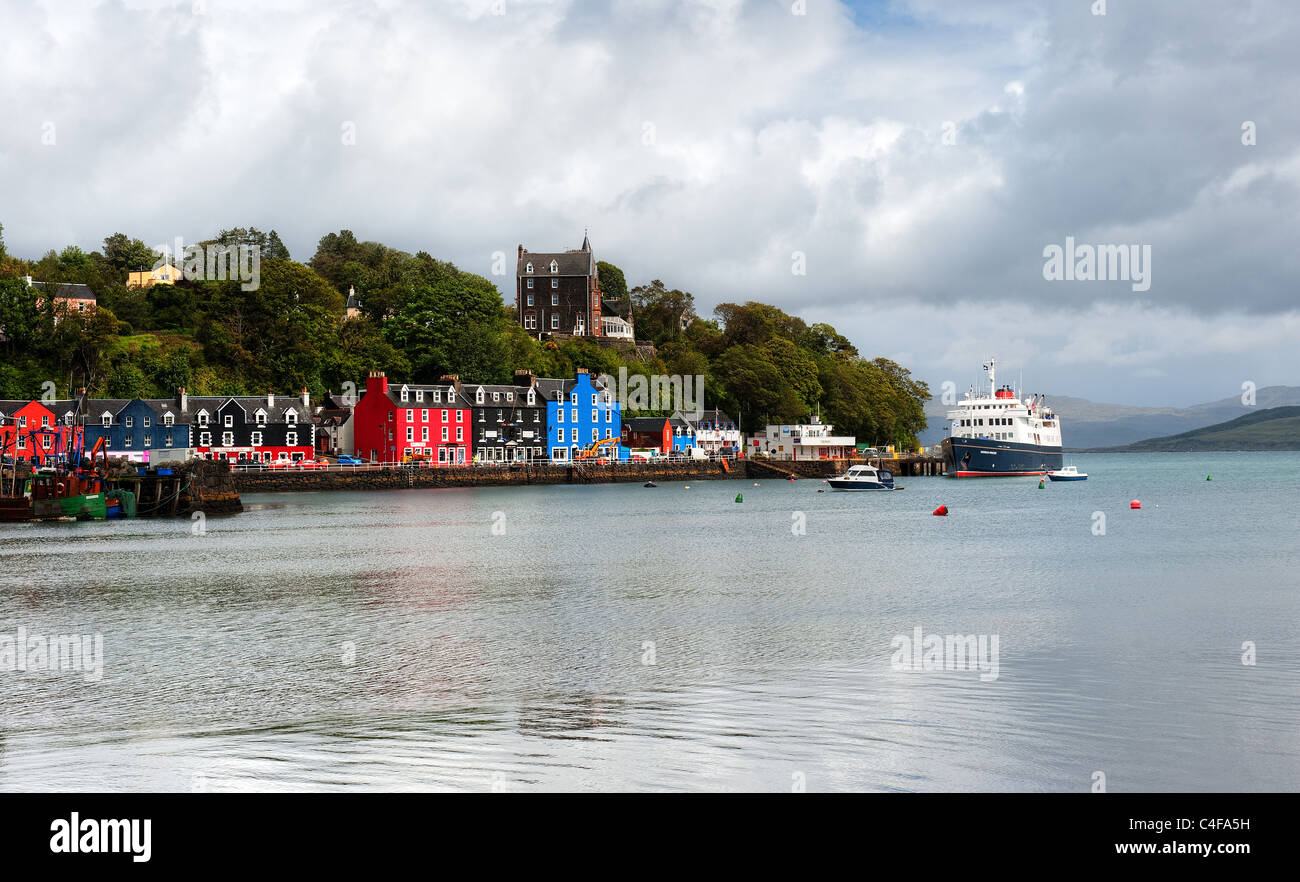 L'Hebredian Princess dans le port de Tobermory sur l'île de Mull Banque D'Images