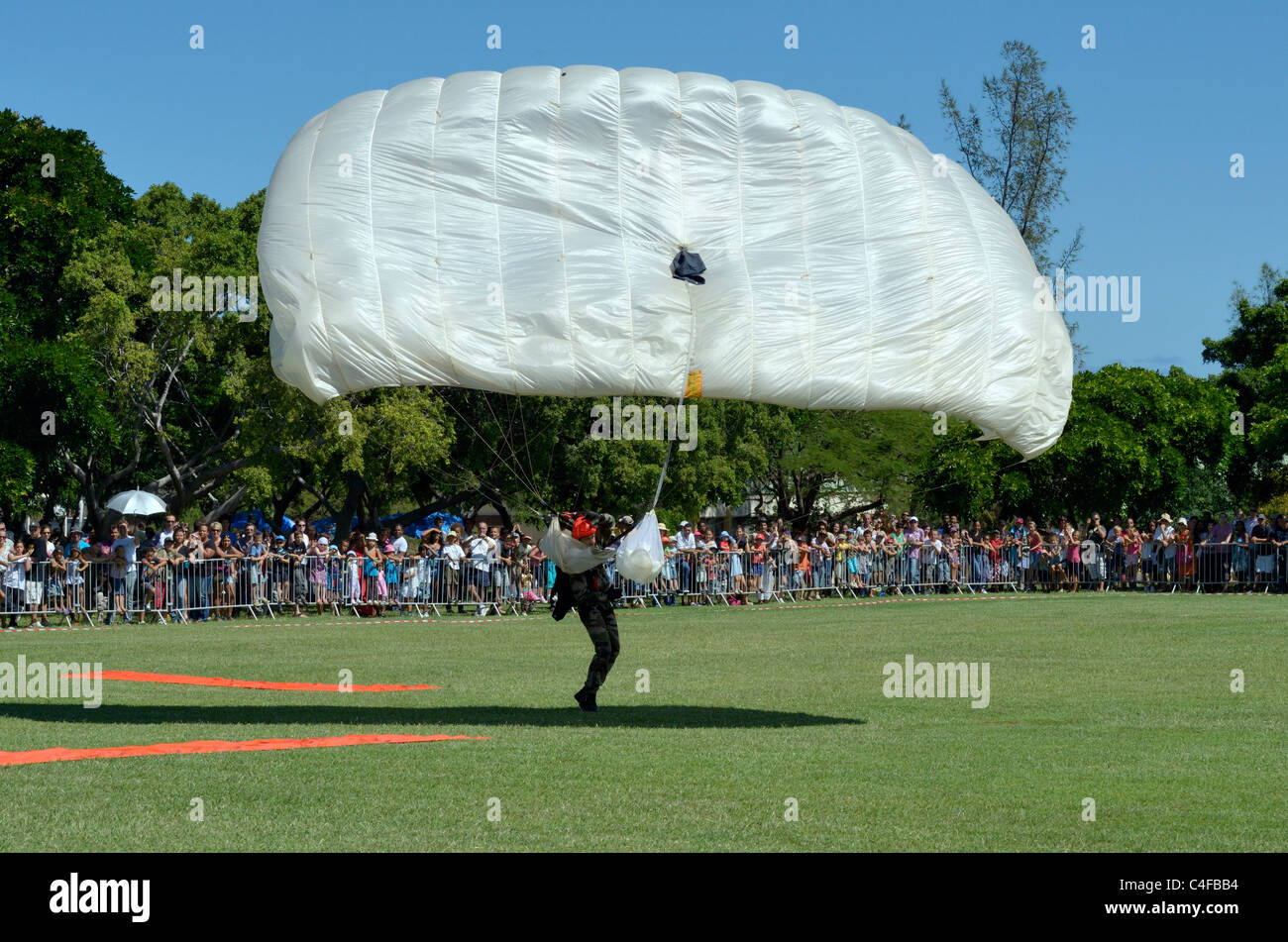 Montrer des forces françaises à la réunion de parachutistes Banque D'Images