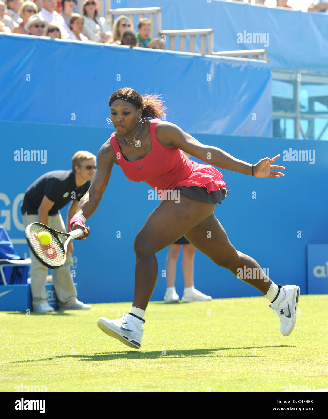 Serena Williams durant son premier tour victoire sur Tsvetana Pironkova au tournoi de tennis International Aegon Banque D'Images