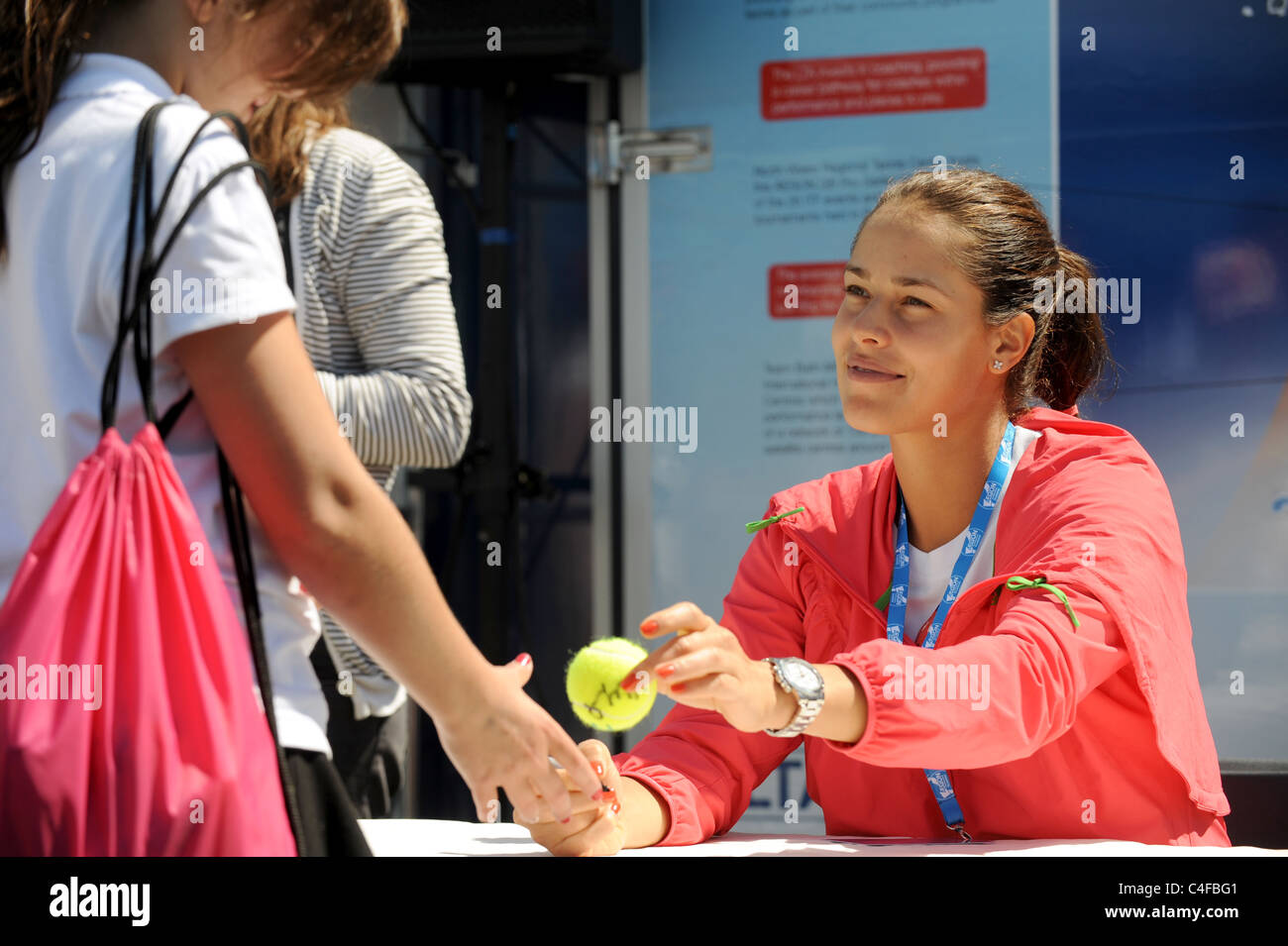 La star du tennis Ana Ivanovic signe des autographes au tournoi de tennis international Aegon à Devonshire Park Eastbourne - 2011 Banque D'Images