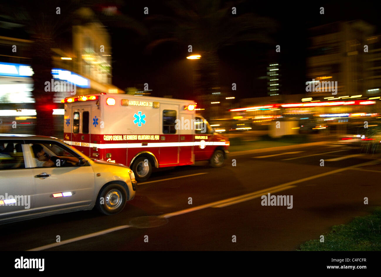Ambulance en mouvement dans le quartier Miraflores de Lima, Pérou. Banque D'Images