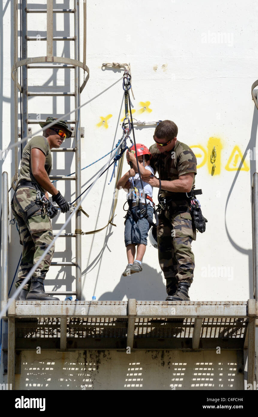 Montrer des forces françaises à la réunion de parachutistes Banque D'Images