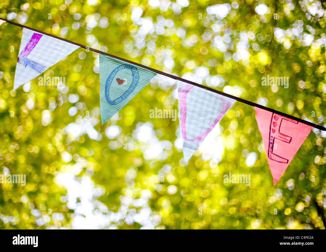 Une ligne de banderoles drapeaux orthographe 'Amour' Banque D'Images