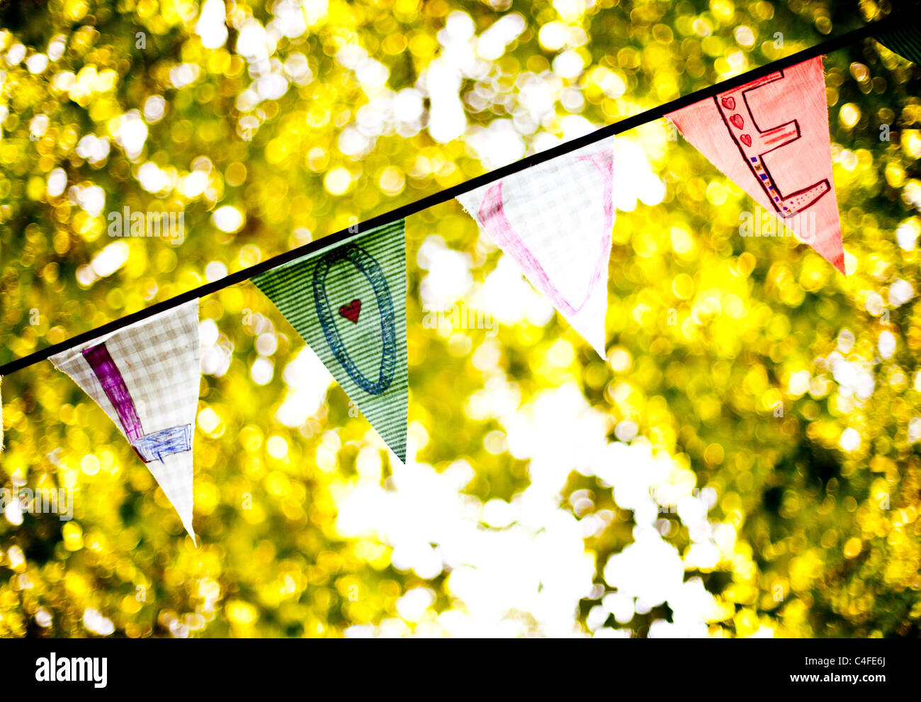 Une ligne de banderoles drapeaux orthographe 'Amour' Banque D'Images