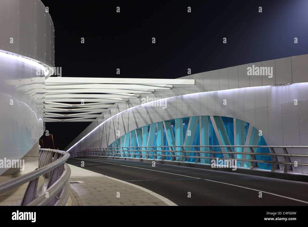 Yas Marina Hotel Bridge illuminé la nuit, Abu Dhabi Banque D'Images