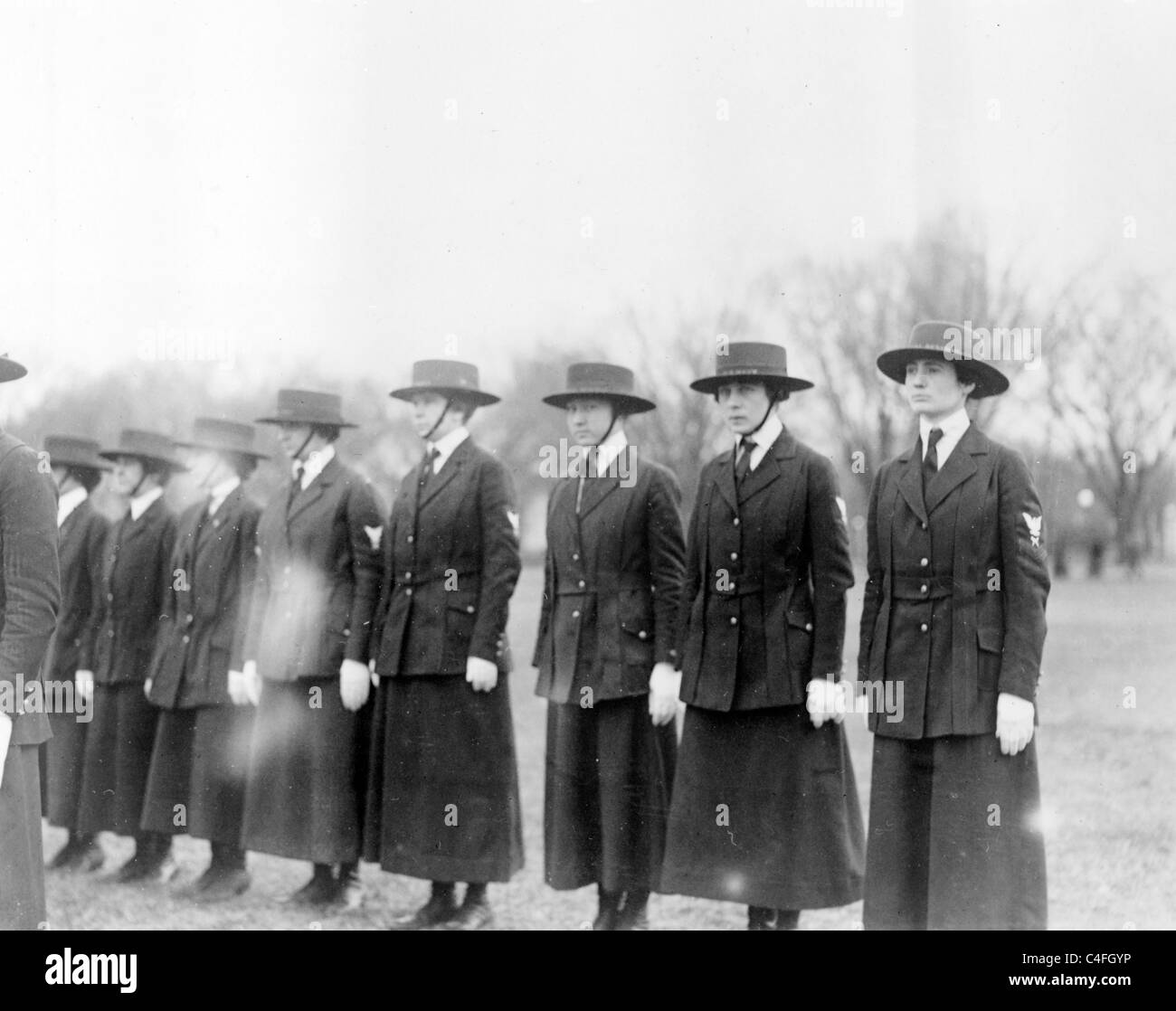 Les filles de la marine sur l'examen. Marine femmes employés alignés à l'extérieur. Banque D'Images