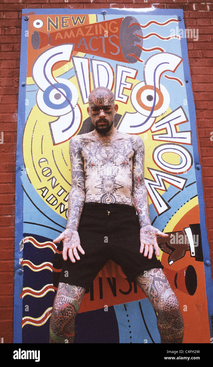 Homme avec un body tattoo Banque D'Images