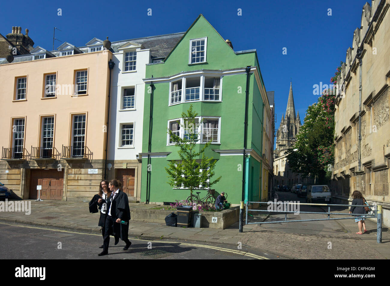 Les étudiants de l'extérieur de l'Oriel College, oriel, rue de l'université avec l'église de St Marie la Vierge derrière, l'Université d'Oxford, Oxford Banque D'Images