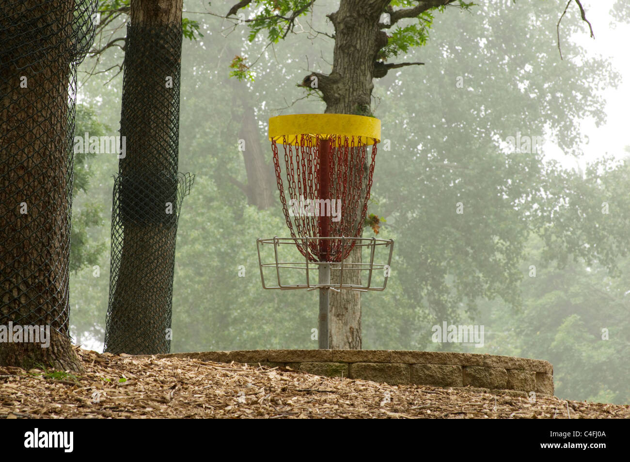 Disc golf le trou et parc environnant sur un matin brumeux à Lake Park Alimagnet à Apple Valley Minnesota Banque D'Images