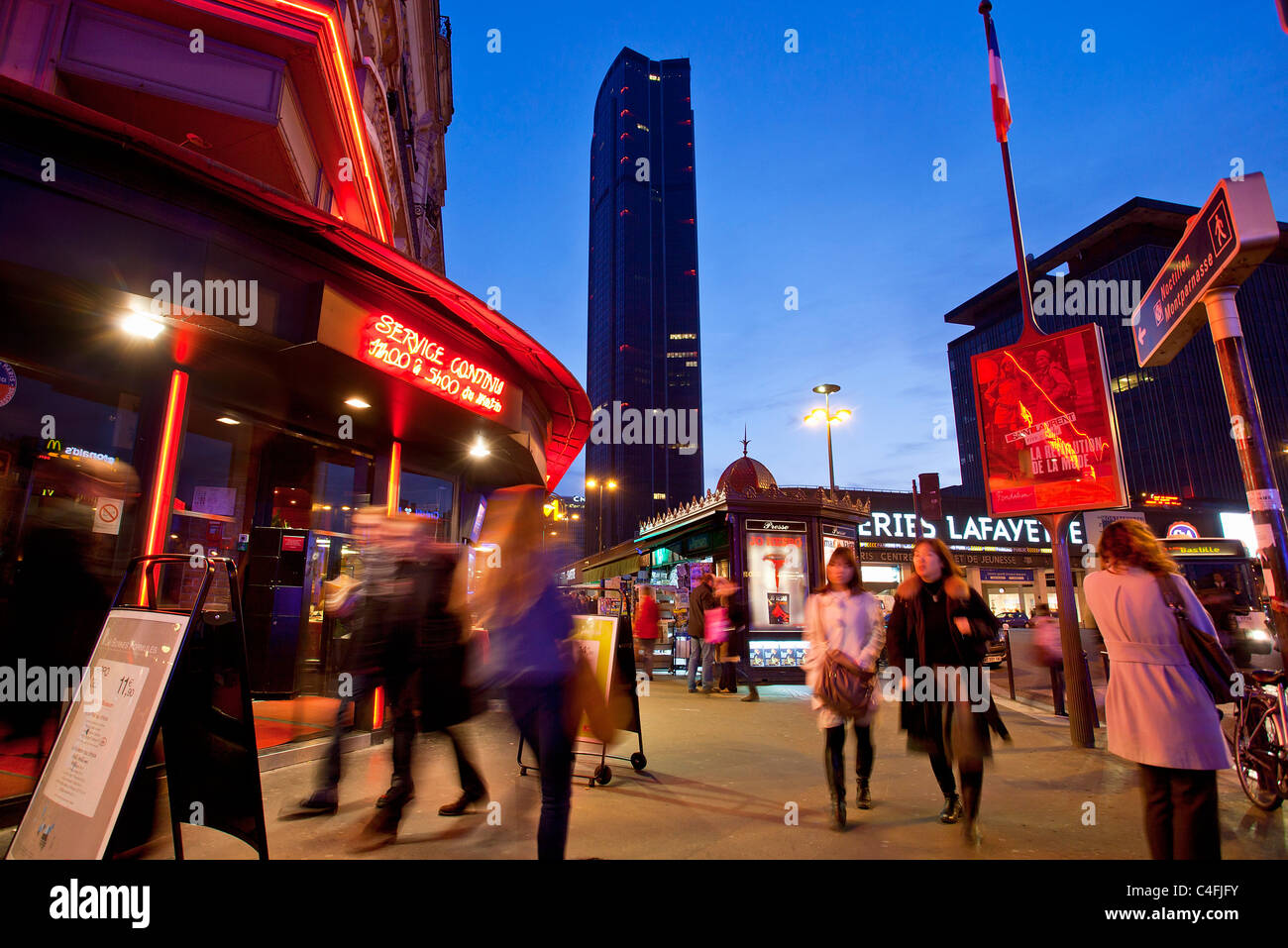 Europe, France, Paris (75), Quartier Montparnasse la nuit Banque D'Images