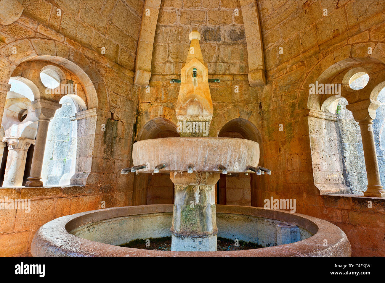 France, Var (83), Le Thoronet Abbaye cistercienne, La Fontaine Banque D'Images