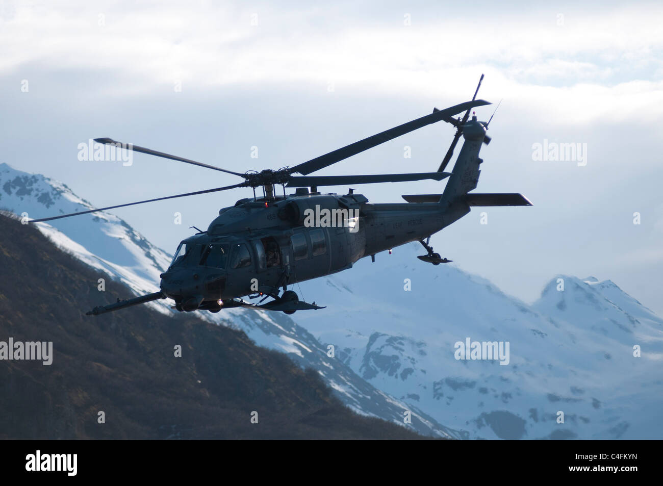 US Army UH-60 Black Hawk vol en hélicoptère dans les montagnes, de l'Alaska Banque D'Images
