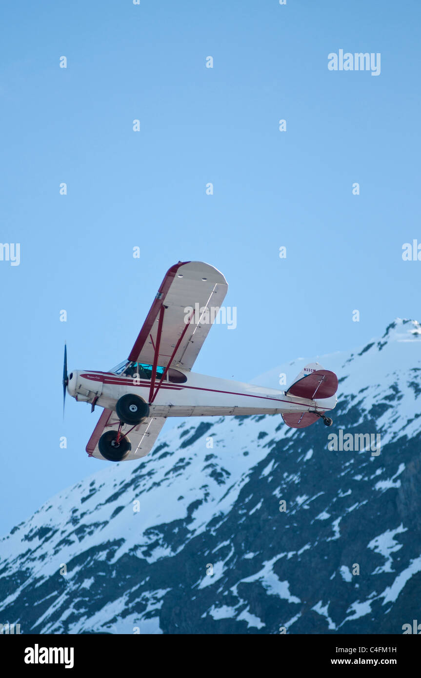 Piper Super Cub vol avion de brousse et la concurrence sur le concours de l'ADAC, 2010 mai jour fly-in, Valdez, Alaska Banque D'Images
