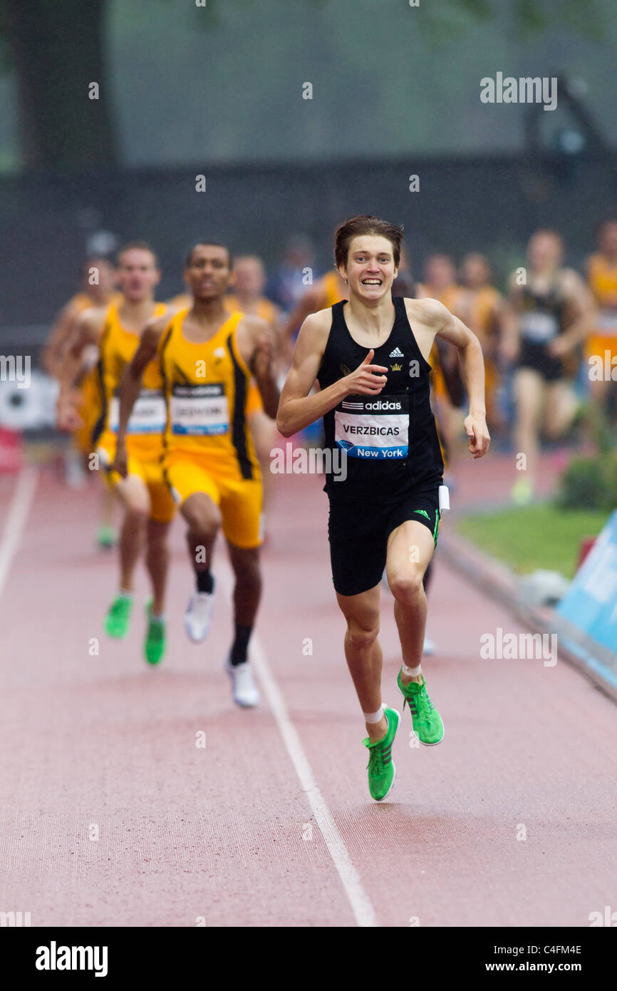 Lukas Verzbicas vainqueur du junior boys un mile run à l'NYC 2011 piste Grand Prix et de la concurrence sur le terrain Banque D'Images