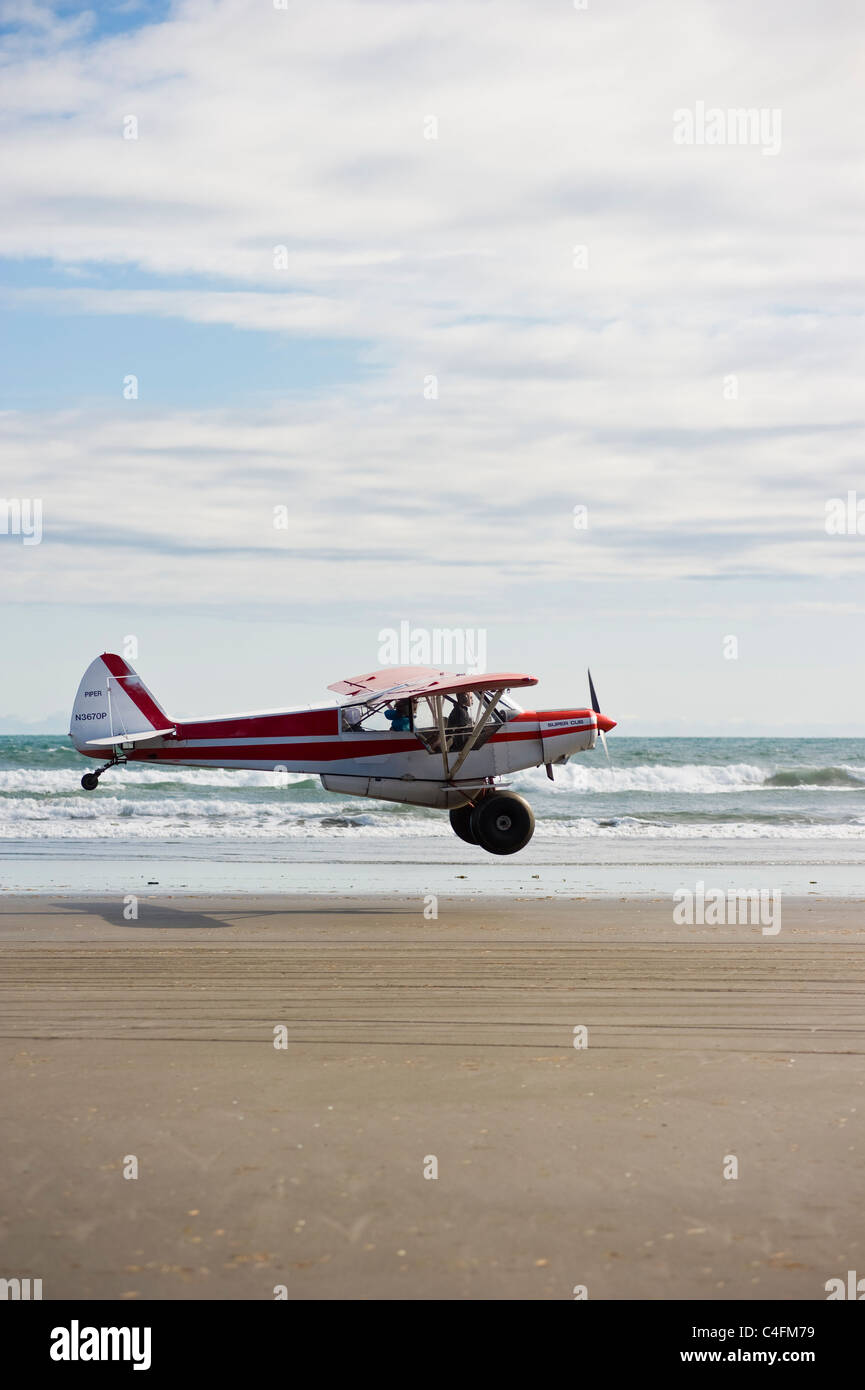 Piper Super Cub voler au-dessus de la plage de l'île de Hinchinbrook, Alaska- 2011 Valdez, Alaska Fly-in Banque D'Images