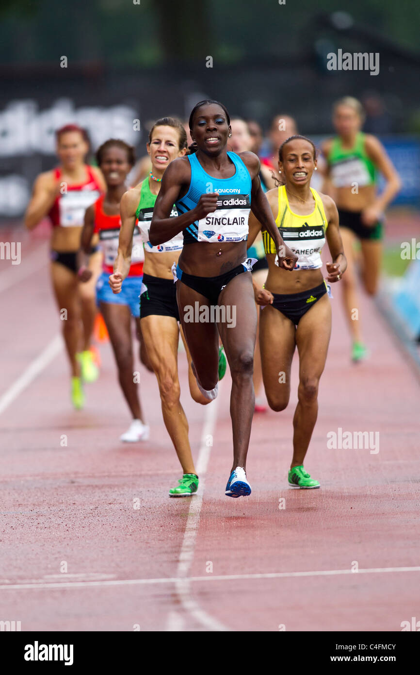 Kenia Sinclair (JAM) gagnant de la WOMEN'S 1500 mètres course sur le circuit du Grand Prix de Paris 2011 et sur le terrain de la concurrence. Banque D'Images