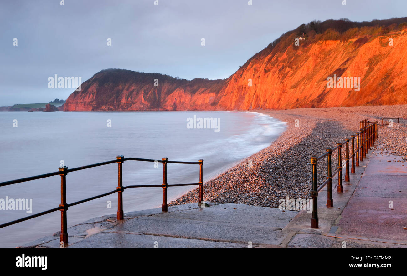 High Peak et la substitution, les falaises rouges de Sidmouth sur la côte jurassique éclairée par les premiers rayons de soleil du matin, Sidmouth. Banque D'Images